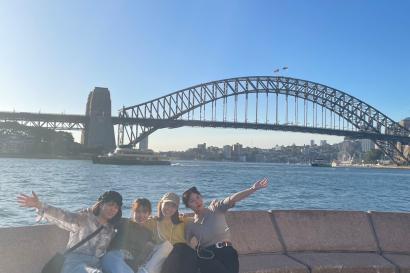 シドニーハーバーブリッジを背景に撮影