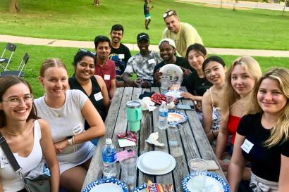 アメリカ、アーカンソー大学で出会った友人たちと公園でピクニック。