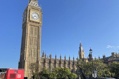 ロンドン、ビックベンと赤いバス