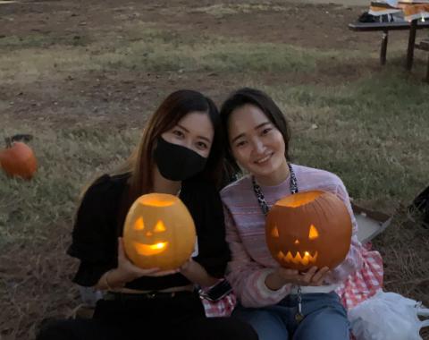 ジャック・オ・ランタンを片手に友人とハロウィンを楽しむ様子