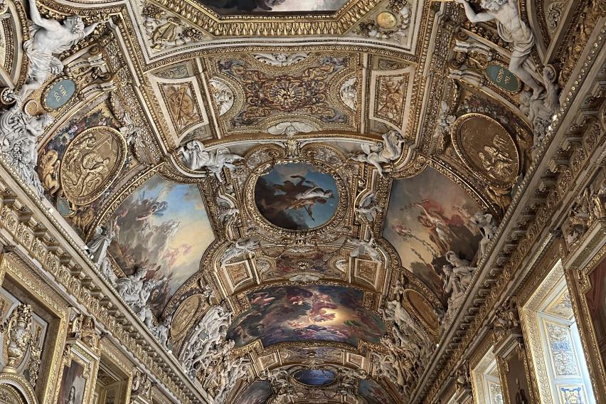 フランス、パリのルーヴル美術館で撮影。彫刻や絵画で覆われた美しい天井。