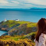 アイルランドのHowthの海沿いの景色をバッグに