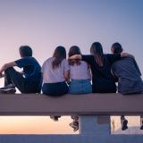 友人たちとカリフォルニアの海を眺める