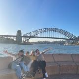 シドニーのハーバーブリッジをバックに撮影