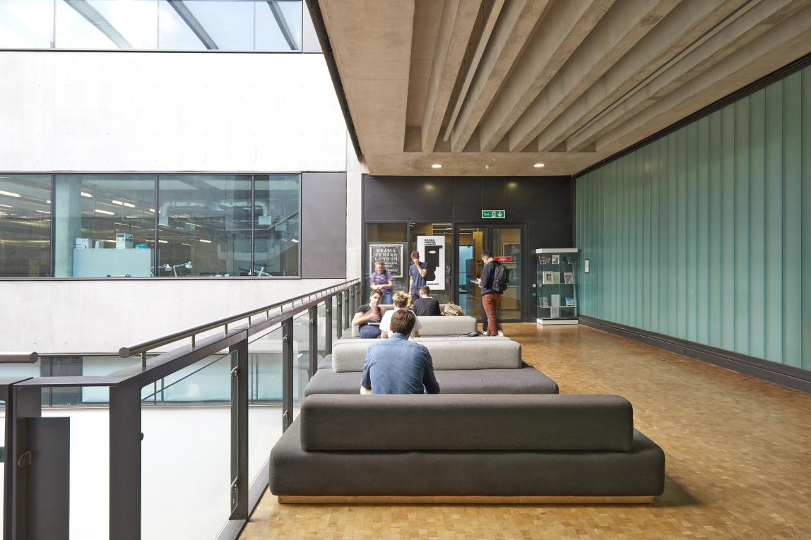 ロンドン芸術大学_C01