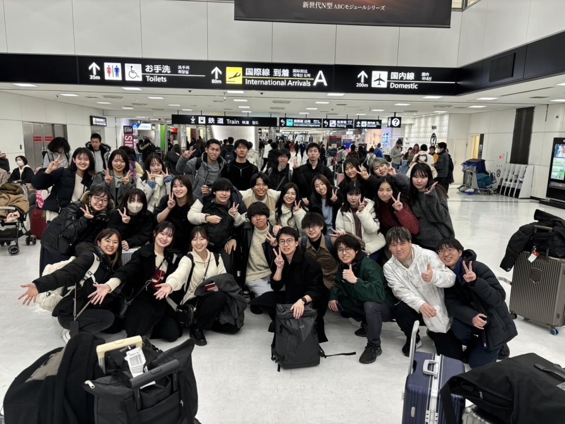 空港で参加者のみんなと撮影