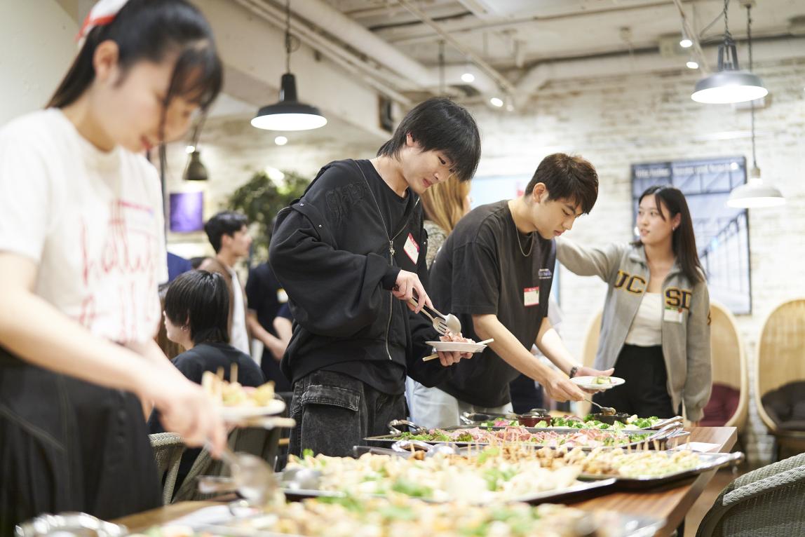2025/6/14 Alumni Partyで食事を楽しむ参加者