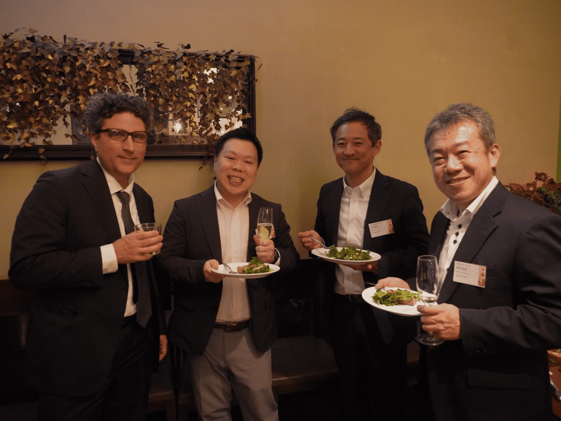 サンクスギビングパーティーで談笑するパートナーの皆さん