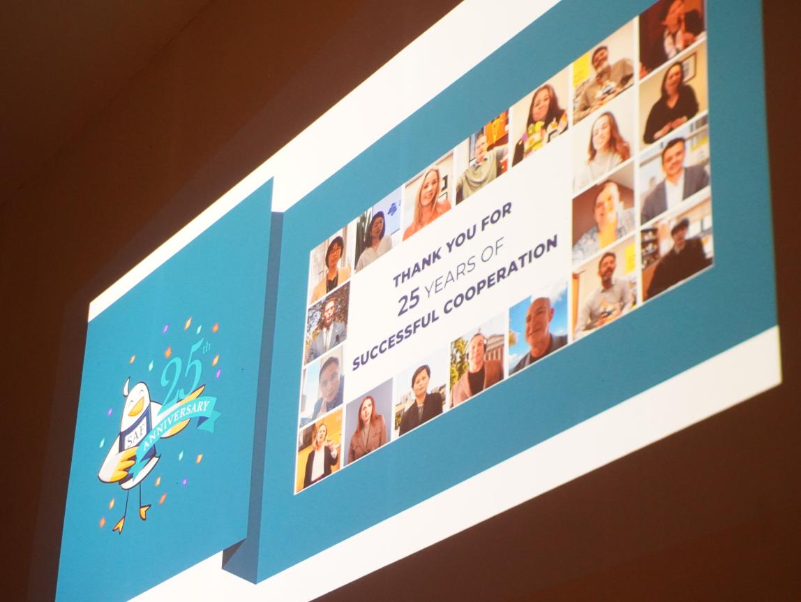 サンクスギビングパーティーで展示した25周年を祝うスライド