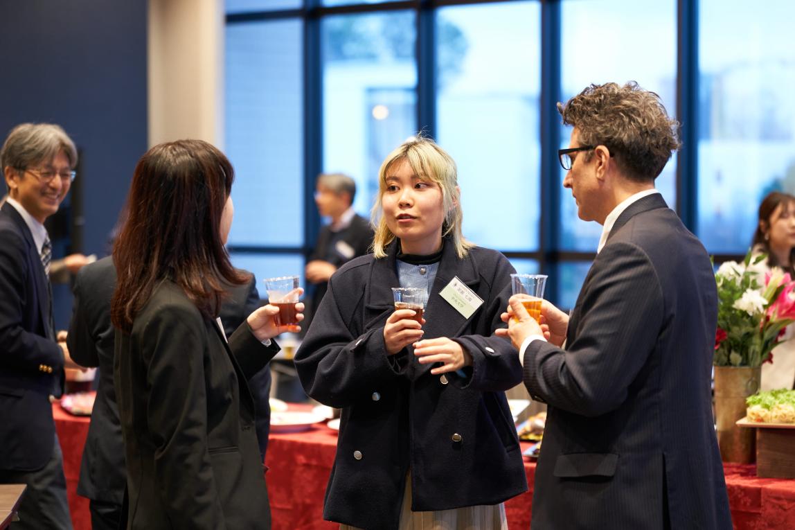 談笑する参加者