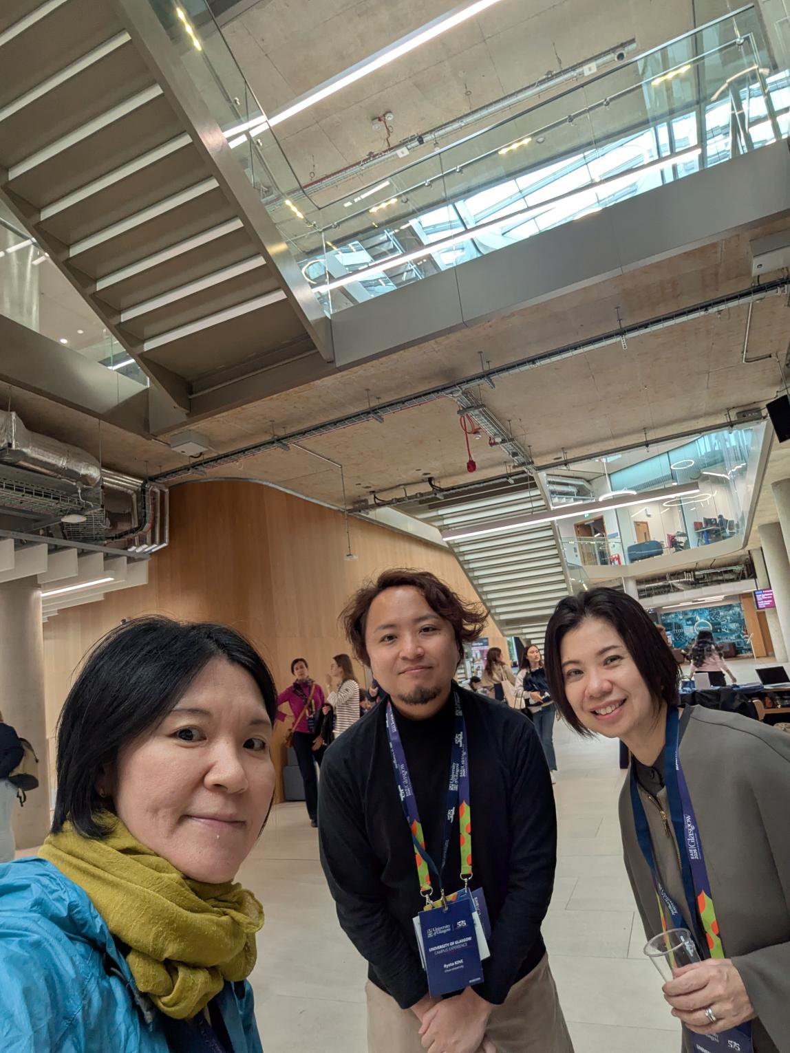 中央大学のパートナー2名と写真を撮る上林奈津子