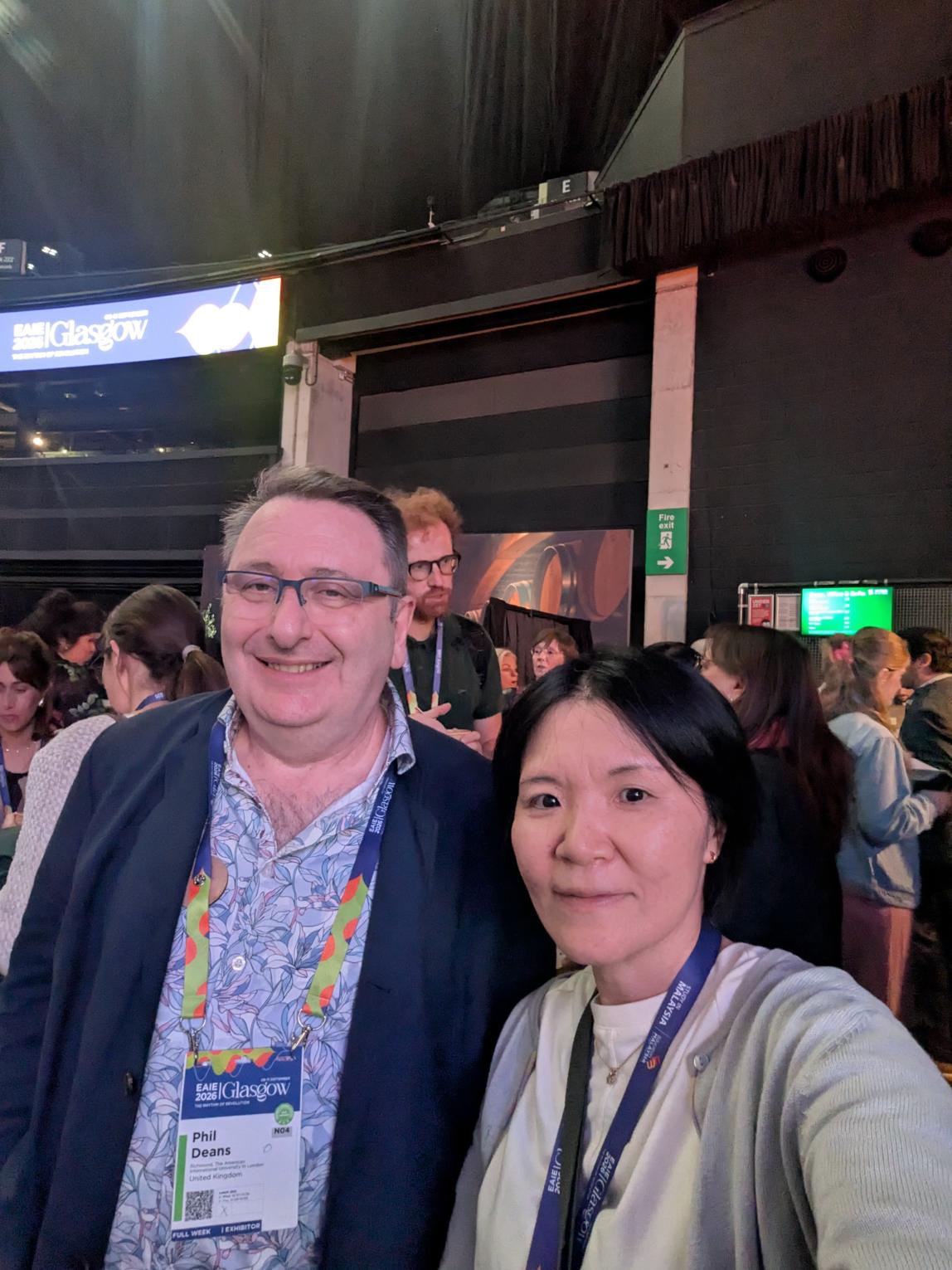ロンドン・アメリカン・インターナショナル大学のパートナーと写真を撮る上林奈津子