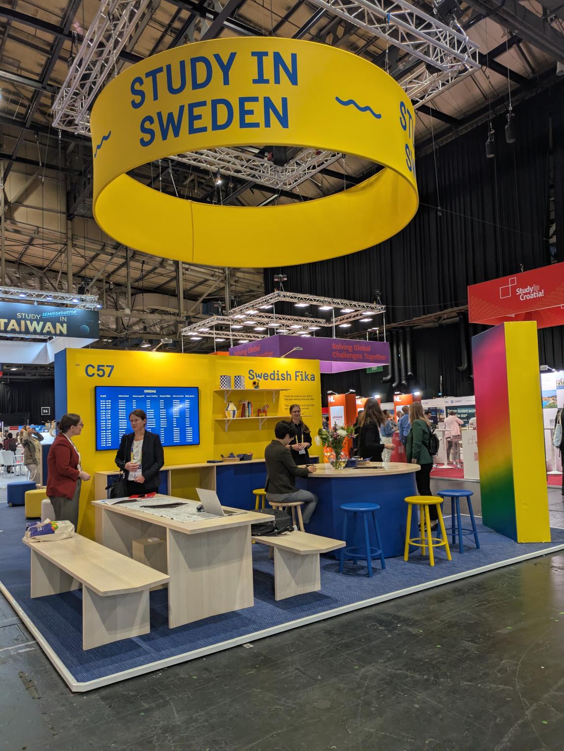 人々が歓談するEAIE 2026の「Study in Sweden」出展ブース