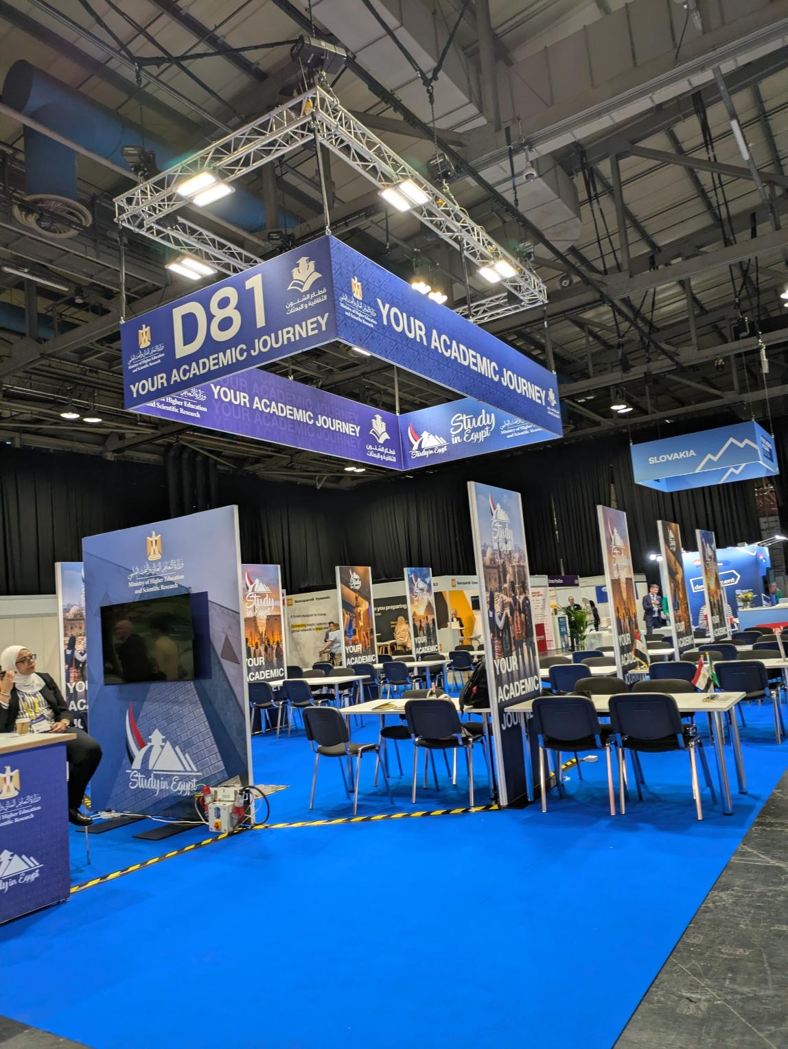 「D81 Your Academic Journey」「Study in Egypt」と書かれた頭上横断幕が掲げられたEAIE 2026の出展ブース