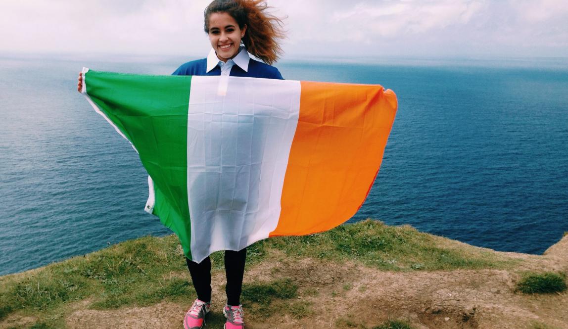 モハーの断崖でアイルランド国旗を持つ学生