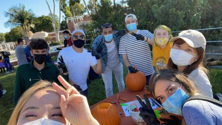 ハロウィンのかぼちゃを囲んで友達と撮った写真