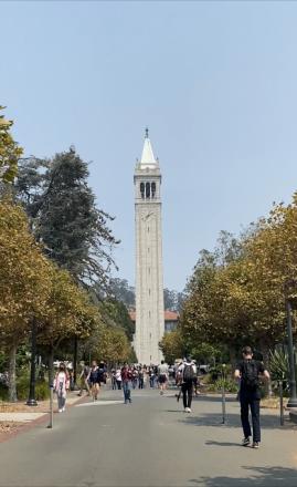 大学構内のタワーの写真
