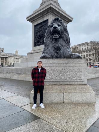 ライオンの銅像の前で撮った写真