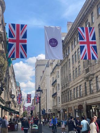 エリザベス女王即位70周年を記念する旗が飾られたロンドン市内の様子