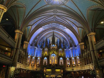 青くライトアップされたモントリオール大聖堂内
