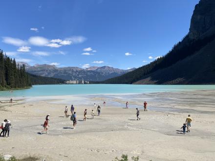 カナダのレイクルイーズで水遊びを楽しむ人々