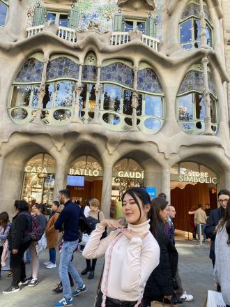 スペインのGAUDI STORE前で