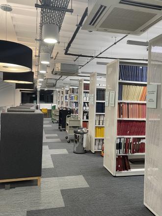 イギリスウェストミンスター大学の図書館の様子