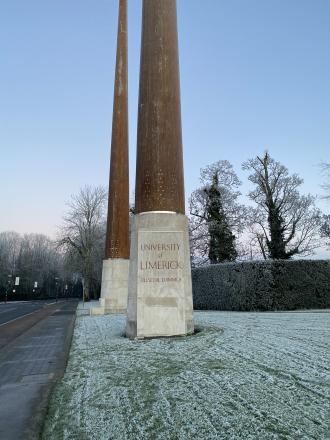 雪の積もった日の「リムリック大学」と書かれたラグビーのゴール