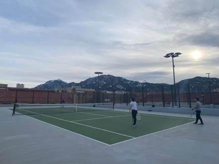 コロラド大学ボルダー校のテニスコートの写真