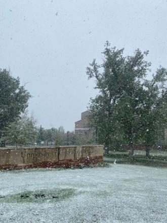 雪が降っているコロラド大学ボルダー校の様子