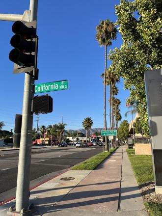 カリフォルニアの青い空と道路
