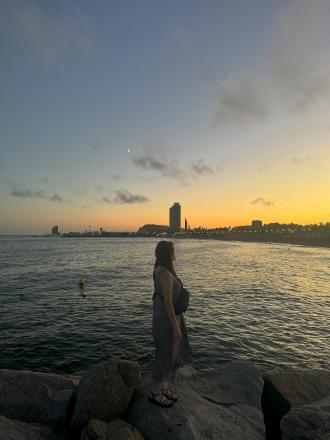 スペインの海辺で夕暮れを楽しむ