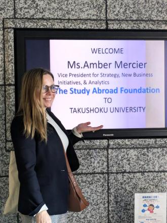 拓殖大学で暖かく迎えられるAmber