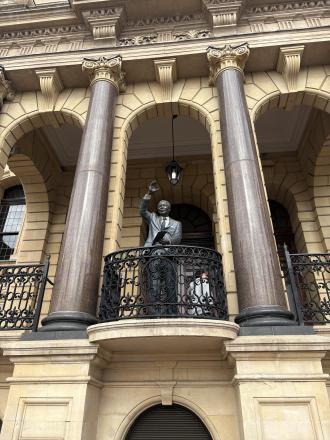 南アフリカのケープタウン市庁舎のバルコニーに設置されたネルソン・マンデラの像