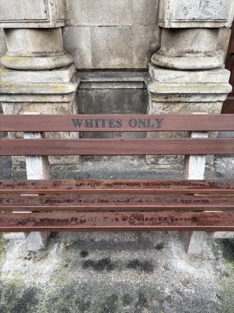 南アフリカ共和国でかつて実施されていたアパルトヘイト(人種隔離政策)を記念するベンチ