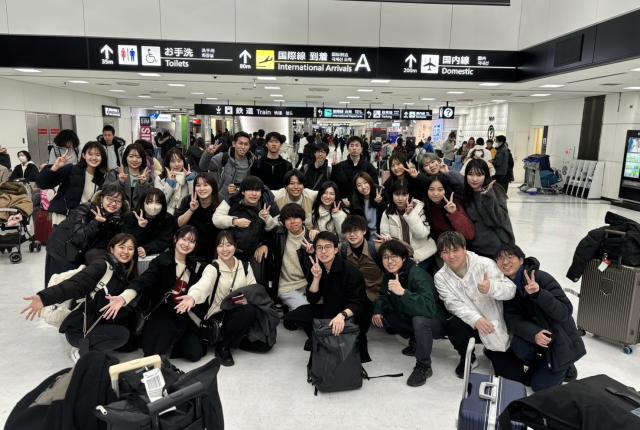 空港で参加者のみんなと撮影