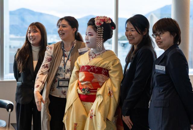 SAF年次総会で舞妓さんと一緒に記念撮影