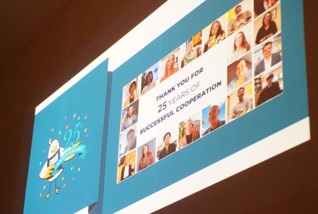 サンクスギビングパーティーで展示した25周年を祝うスライド