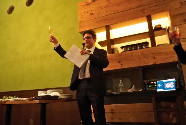 サンクスギビングパーティーであいさつをするBrett Rumminger