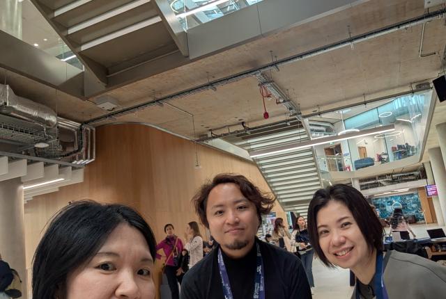 中央大学のパートナー2名と写真を撮る上林奈津子