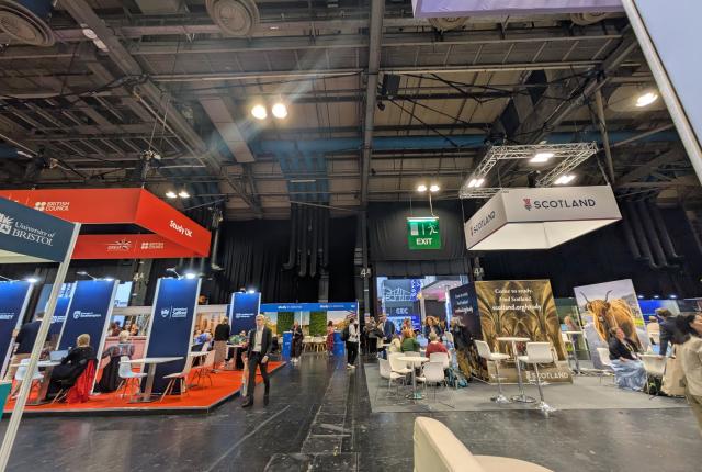 EAIE 2026のブース展示会場の様子