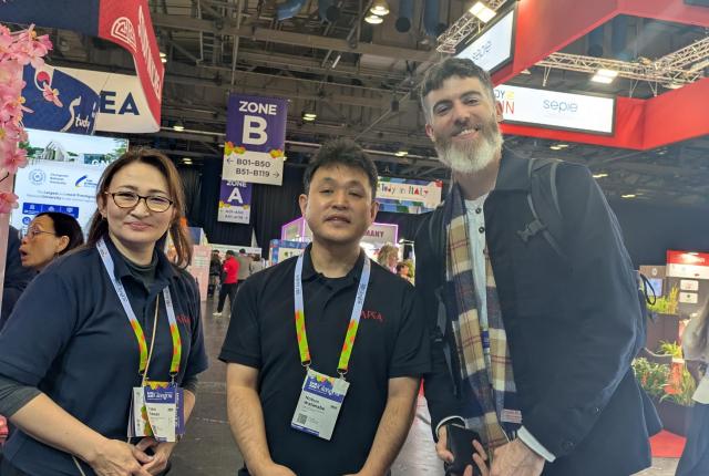 JAFSA（国際教育交流協議会）の代表者2名と記念撮影をするSAFのパートナー、ウェストミンスター大学のリチャード氏