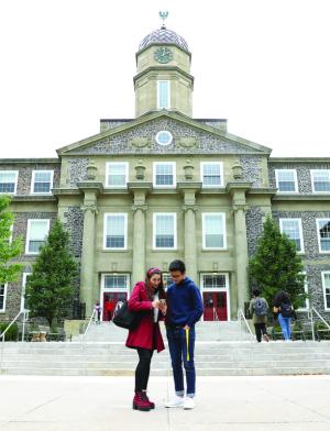 ダルハウジー大学：建物前にいる学生