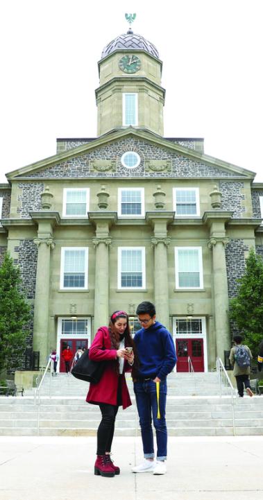 ダルハウジー大学：建物前にいる学生