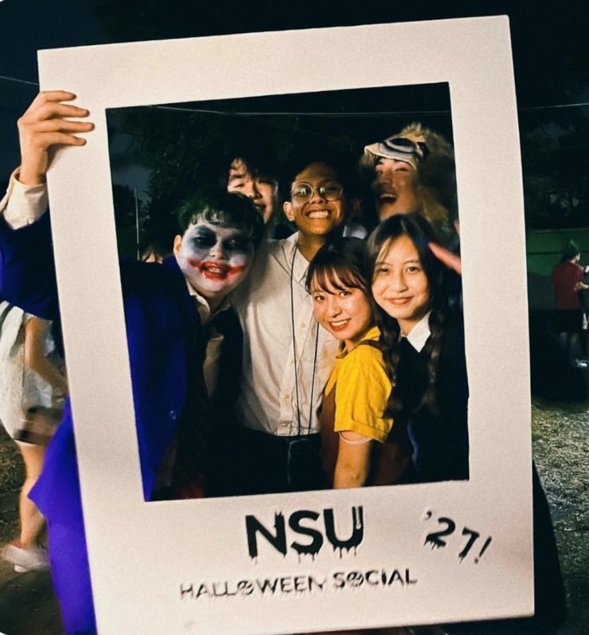 ハロウィンの仮装をした友達と撮影した写真