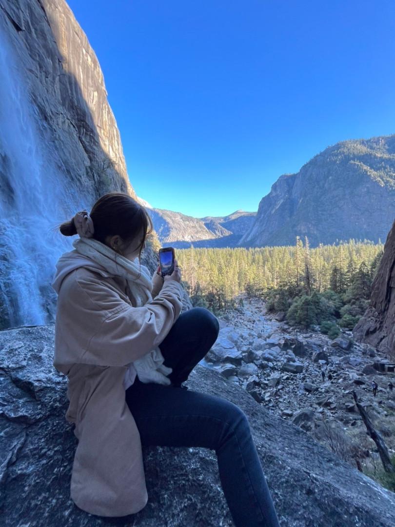 美しい山々を背景に撮影した写真