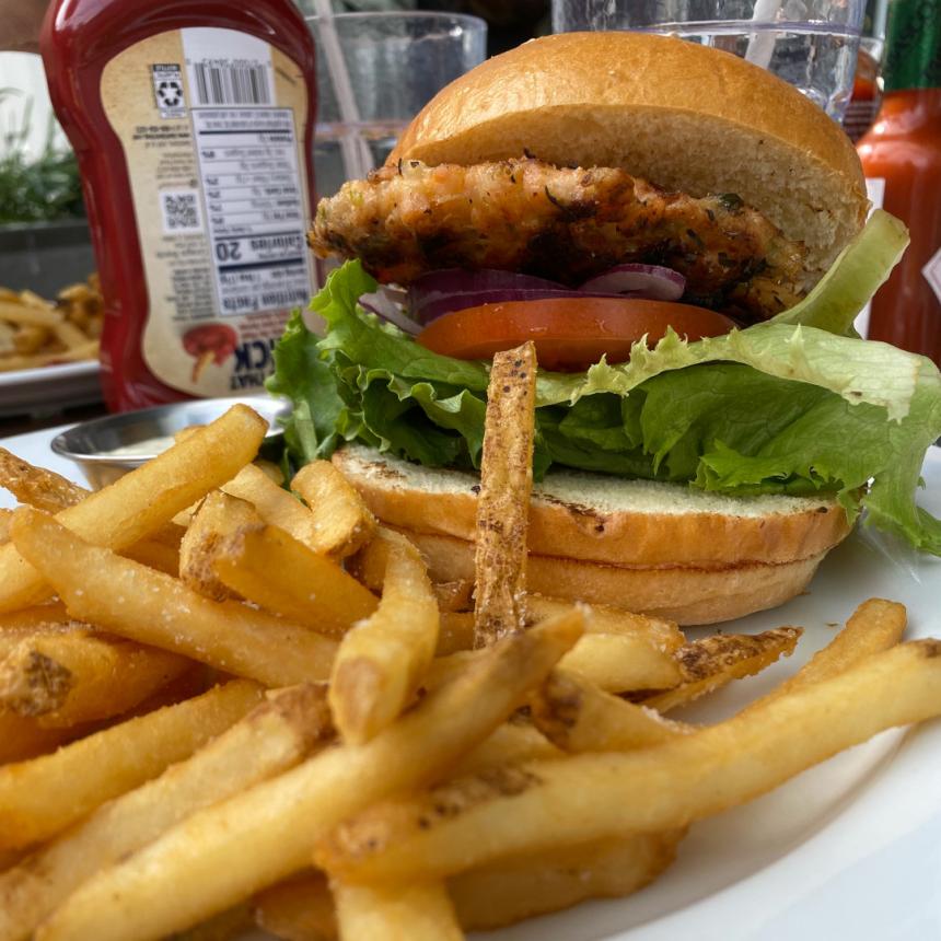 ハンバーガーと山盛りのポテトの写真