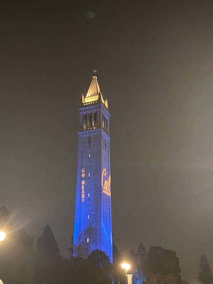 ライトアップされたタワーの写真