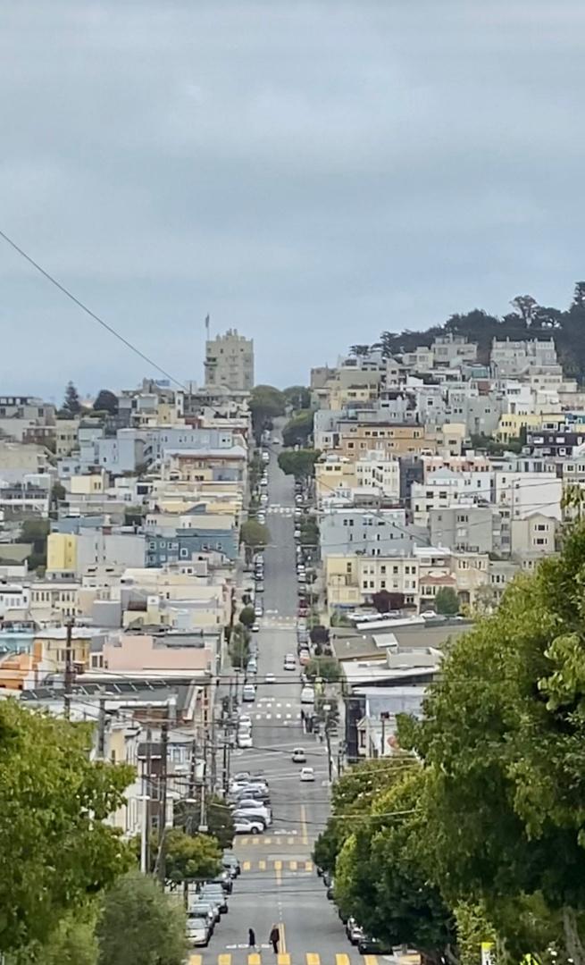 町の大通りが奥まで続いている写真