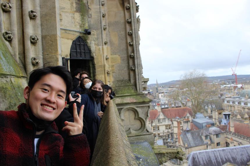 友人たちと街並みを背景に撮影した写真